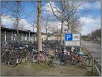 Gottingen Rings um den G�ttinger Bahn- und Busbahnhof sind nahezu alle freien Fl�chen, vor allem rings um die B�ume, mit Fahrr�dern zugestellt. Die hier gezeigte Fl�che ist sogar regul�r als Fahrrad-Parkplatz deklariert. Auf dem Schild wird angedroht, alle Fahrr�der kostenpflichtig zu entfernen, die an B�umen oder au�erhalb der Parkzonen abgestellt werden. (23.03.2008)