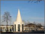 Gottingen Beim G�ttinger Bahnhof befindet sich auch der Busbahnhof. Bei der Neugestaltung der Fl�chen um den Bahnhof in den 90er Jahren wurde auch dieses auff�llige Geb�ude errichtet, in dem sich die Touristen-Information und ein Blumenladen befinden. Ebenfalls errichtet wurde eine Pergola. (24.12.2003)