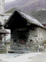 Val Verzasca Ein noch regelm��ig benutztes Tessiner Backh�uschen in Sonogno/Verzascatal am 09.04.2008