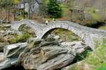 schweiz Ponte dei Salti �ber die Verzasca bei Lavartezzo am 09.04.2008