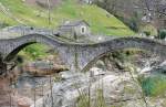 schweiz Ponte dei Salti �ber die Verzasca bei Lavartezzo am 09.04.2008