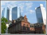 Frankfurt am Main Frankfurt am Main Kettenhofweg Ecke Ulmenstra�e, im Bildvordergrund das denkmalgesch�tzte Livingston'sche Stallgeb�ude, ehemalige Pferdestallung und Kutschenremise f�r M. Livingston 1880 als Dreifl�gelanlage in reichen Formen der deutschen Renaissance mit Hofarkaden, Uhrt�rmchen und Zwerchhausgiebeln erbaut. Der erfolgreiche Gesch�ftsmann M. Livingstone kehrte eines Tages aus den USA nach Frankfurt zur�ck, und lie� sich vom damaligen Stararchitekten C. Ludwig Schmidt das Livingston´sche Palais bauen. �berlebensgro�e Figuren am Dach des Geb�udes erinnern an ihn und seine Gesch�ftspartner. Dahinter wachsen die T�rme der Banken in den Himmel (Aufnahme vom 06.05.2008)