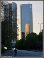 Frankfurt am Main Frankfurt am Main, in der Fassade des rechten der beiden Hochhaust�rme der Deutschen Bank an der Mainzer Landstra�e Kreuzung Taunusanlage spiegelte sich am 30.04.2008 ein anderes gerade im Licht der Abendsonne stehendes Hochhaus.