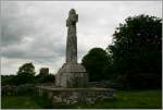Diverses Impressionen vom Dysert o'Dea Archaeology Trail, Irland Co. Clare. Das St. Tola's Hochkreuz und dahinter das Dysert o' Dea Castle aus dem 15. Jahrhundert, das heute als Museum dient.