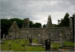 Diverses Dysert O’Dea Archaeology Trail, Irland Co. Clare. Blick �ber den Friedhof auf die Kirche aus dem 12. bzw. 13. Jahrhundert. Rechts neben dem linken Kirchengiebel ist auch der Stumpf des Rundturms zu sehen. Detailinfos: http://de.wikipedia.org/wiki/Dysert_O%E2%80%99Dea