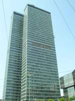 Frankfurt am Main Am 25.04. d.J. erschien in der FAZ ein Artikel, wonach das City-Hochhaus eine neue Fassade erhalten soll. Die Arbeiten sind mittlerweile schon sehr fortgeschritten und das Geb�ude ist kaum wieder zu erkennen. (Bild vom 24.06.08.)
