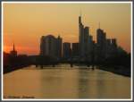 Frankfurt am Main Frankfurt am Main 23.03.2006 Sonnenuntergang hinter den Hochh�usern, das Licht liess den Fluss wie eine Eisfl�che aussehen.