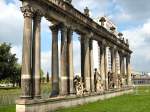 Potsdam Potsdam, S�ulen am Hotel   2007