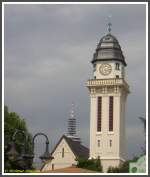 Frankfurt am Main Frankfurter T�rme im Kontrast: Hinter dem Dach der Markuskirche in Frankfurt am Main-Bockenheim ragt die Spitze des 331 Meter hohen Fernmeldeturms hervor (Aufnahme vom 11.06.2007).