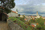 Auch vor dem Dom der heiligen Barbara hat man einen grandiosen Blick ber Kutn Hora, das ehemalige Kuttenberg.