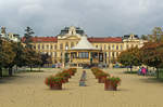 Der Park Vstavitě in Mlad Boleslav, das groe Gebude im Hintergrund ist das Gymnzium Dr.