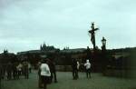 Prag, Karlsbrcke mit Kreuzigungsgruppe, Blick zur Burg (Juli 1984, Dia)