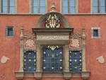 Die opulent gestaltete Fensterfassade am Altstdter Rathaus in Prag.