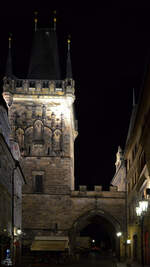 Der 1464 im gotischen Stil erbaute Kleinseitner Brckenturm befindet sich am westlichen Ende der Karlsbrcke.