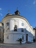 Die sptbarocke Kapelle des Heiligen Kreuzes im Zweiten Hof der Prager Burg wurde von 1756 bis 1764 erbaut.