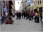 Straenmusikanten und deren erstauntes Publikum in Taksim (Istanbul-Trkei)