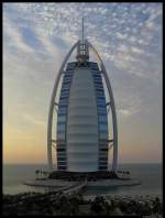 Das 1999 erffnete 7-Sterne-Hotel Burj al Arab ist eines der Wahrzeichen von Dubai.