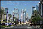 Strae nahe der Dubai Mall mit Blick auf die Downtown.