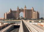 07.12.2012: Blick auf das berhmte Hotel  Atlantis, The Palm  auf der Palminsel von Dubai, fotografoert von der gerade fertiggestellten Metrostrecke
