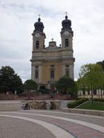 Tata, Heiligkreuz Pfarrkirche mit Doppelturmfassade, erbaut von 1751 bis 1785 durch Jakob Fellner (25.08.2018)