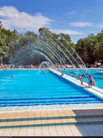 Budapest (HU):  Das weitlufige Palatinus-Strandbad auf der Margareteninsel wartet mit etlichen Becken und Wasserspielen auf.