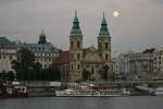 Eine Kirche am Abend mit Vollmond in Budapest.