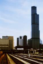 Gleisvorfeld der Union Station und der Sears Tower in Chicago.