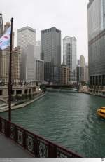 Blick auf den Chicago River, welcher sich durch die Huserschluchten in Chicago schlngelt.