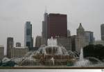 Blick ber den Buckingham Brunnen (Buckingham Fontain) auf die Hochhuser von Chicago.