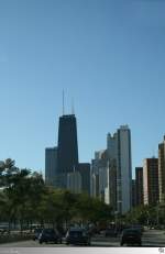 Blick vom Lake Shore Drive auf die Wolkenkratzer von Chicago.