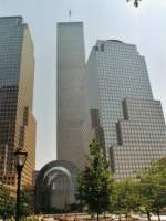 Noch ein Bild aus der Zeit vor 9/11:   Der Wintergarten sowie zwei Trme des World Financial Centers, im Hintergrund der Nordturm des World Trade Centers.