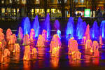Abendaufnahme vom Springbrunnen in den Piccadilly Gardens in Manchester City Centre - England.