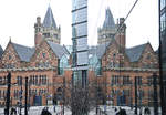 Minshull Street Crown Court und das Spiegelbild af dem Gebude vom Hotel Manchester Picadilly.