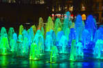 Abendaufnahme vom Springbrunnen in den Piccadilly Gardens in Manchester City Centre - England.