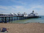 Eastbourne, Pier an der Grand Parade, 300 Meter lange Seebrcke, erbaut von 1866 bis 1872 durch den Architekten Eugenius Birch (04.09.2023)