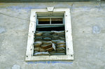Sandscke in einem verlassenen Haus als Schiestand in der geteilten Stadt Nicosia.