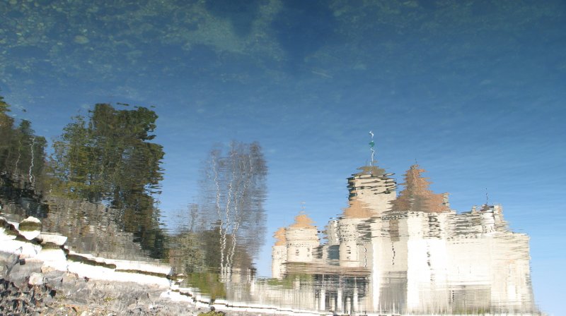 Verzehrt: Das Spiegelbild des Chteau de Chillon im Genfersee.
(15.02.2008)