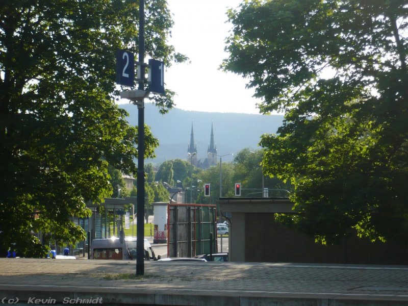 Vom Gleis 3 des Saalfelder Bahnhofs blicken wir in die wunderschne Innenstadt und auf die 65 Meter hohe Johanniskirche. (07.05.2009)