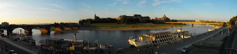 Von der Brhl'schen Terrasse aus zeigte sich das Panorama (3 Bilder) von der Augustusbrcke ber die Dresdner Neustadt bis zur Carolabrcke im abendlichen Sonnenlicht. 10.09.2009
