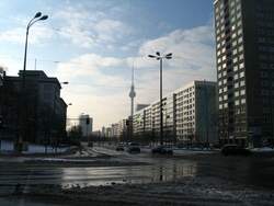 Blick in die Otto-Braun-Strae (Berlin Friedrichshein-Kreuzberg) im Hintergrund der Fernsehturm