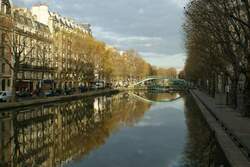 Herbst am Canal St-Martin in Paris.