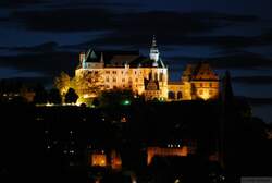 Marburger Schloss in einer kurzen Sommernacht.