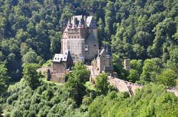 Burg Eltz, versteckt im 