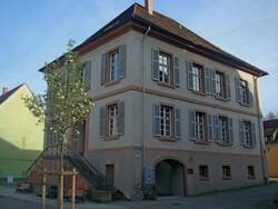 Emmendingen, das alte evangelische Pfarrhaus, 1828 im klassizistischen Weinbrennerstil erbaut, April 2011