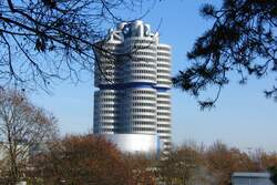 Das BMW-Gebude, herbstlich eingerahmt, aufgenommen am 19.11.2011