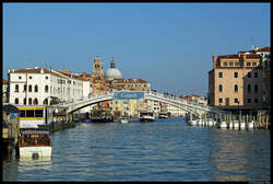 Die Ponte degli Scalzi ist eine der zahlreichen Brcken ber den Canal Grande in Venedig.