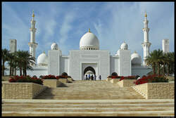 Die Scheich-Zayid-Moschee in Abu Dhabi ist die drittgrste Moschee der Welt.