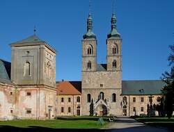 Tepl, die weithin sichtbare Doppelturmfassade der 1232 geweihten sptromanischen Stiftskirche 