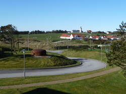 Blick am 18.04.2014 ber den kleinen Ort Hanstholm zum Leuchturm.