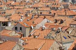 Die Ziegeldcher in Dubrovnik von der Stadtmauer aus gesehen.
